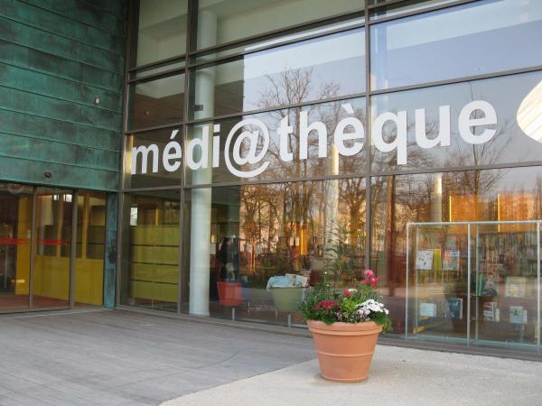 vue extérieure de l'entrée de la médiathèque