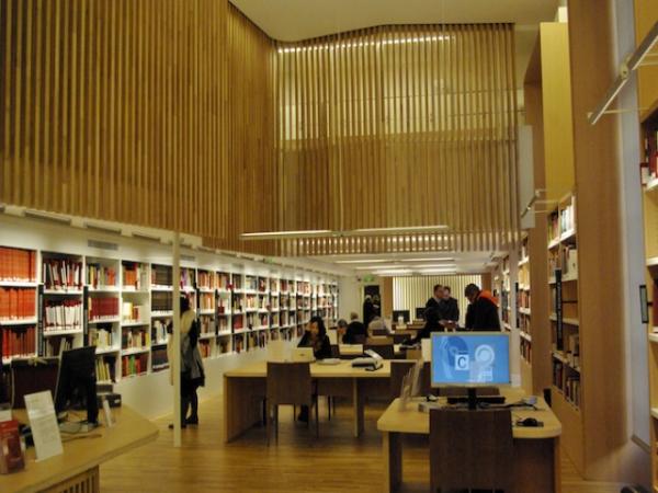 vue de la salle de lecture arts et spectacles de la bibliothèque