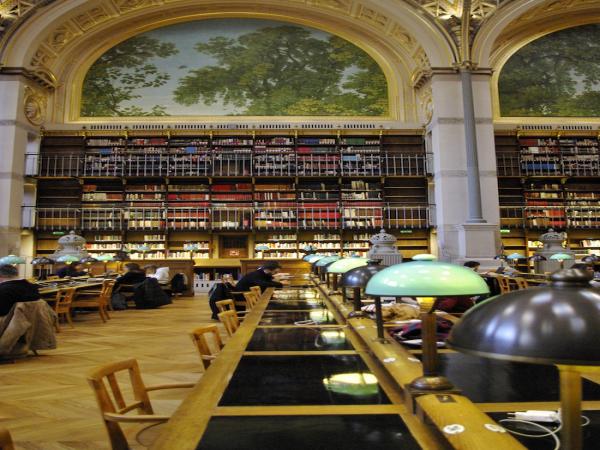 vue de la salle de travail de la bibliothèque