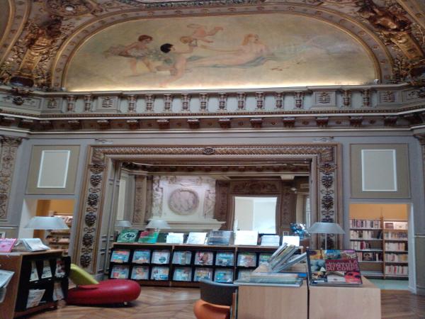vue de l'espace revues de la bibliothèque