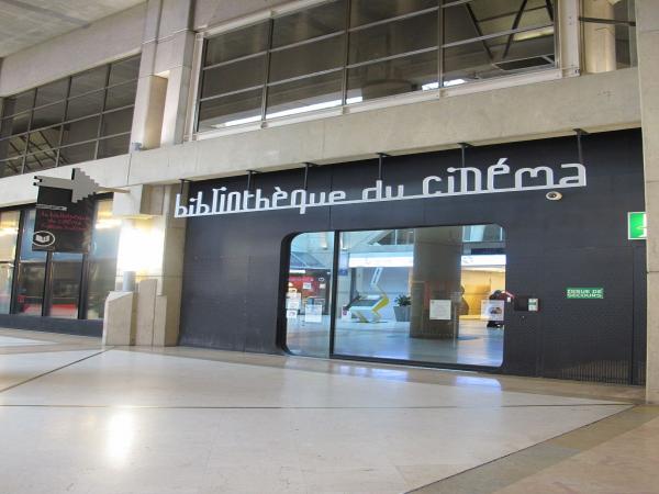vue extérieure de l'entrée de la bibliothèque