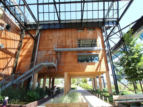 vue extérieure sur les jardins de la bibliothèque