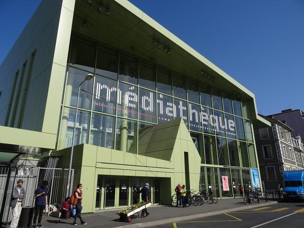 vue extérieure de l'entrée de la médiathèque