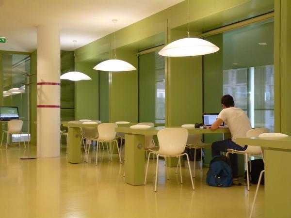 vue d'une salle de travail de la médiathèque