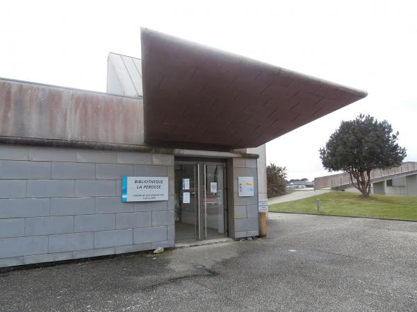 vue extérieure de l'entrée de la bibliothèque