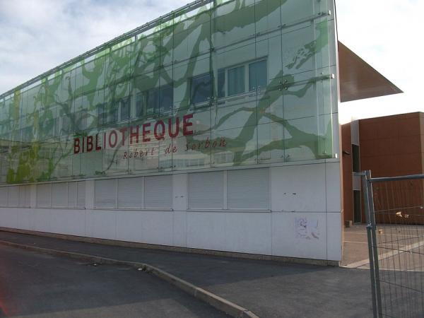 vue extérieure de la façade de la bibliothèque