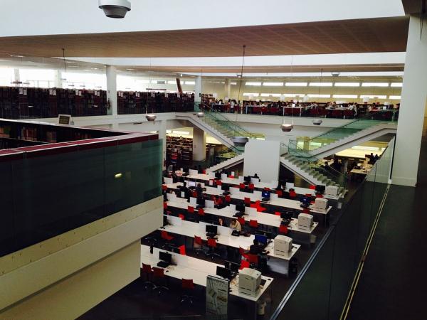 vue d'une salle de travail de la bibliothèque