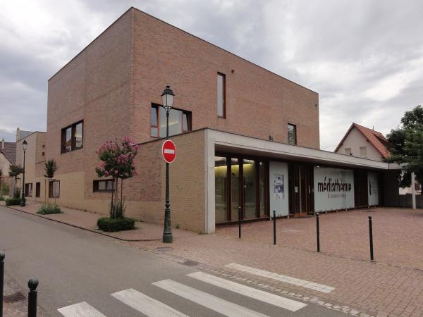 vue extérieure de l'entrée de la médiathèque