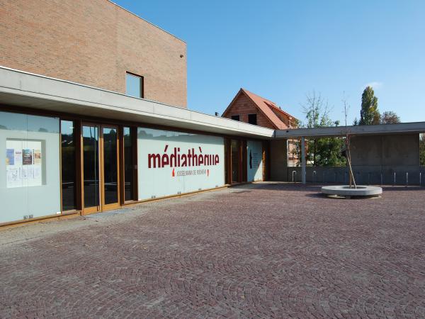 vue extérieure de la cour de la médiathèque