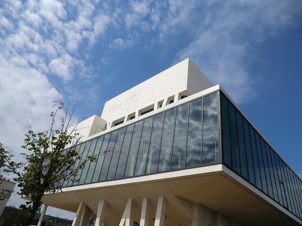 vue extérieure de la façade de la bibliothèque