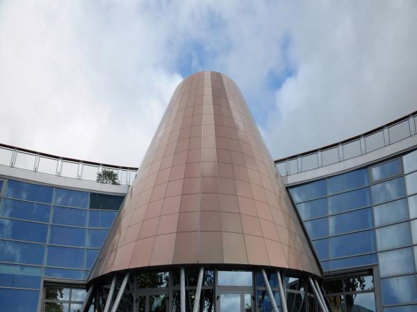 vue extérieure d'un détail de la façade de la bibliothèque