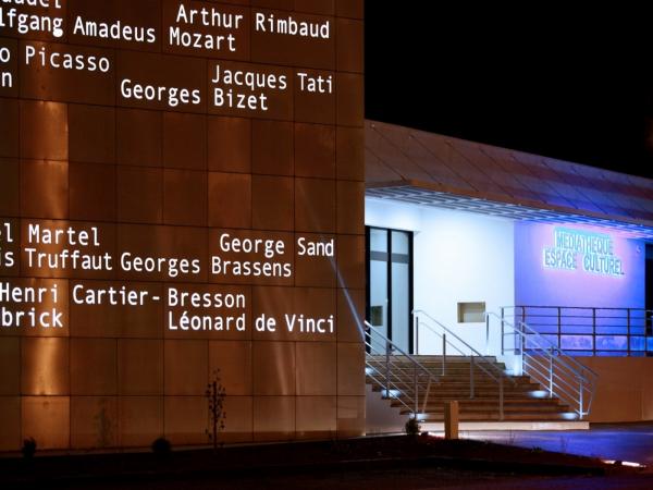 vue extérieure de la façade de la médiathèque