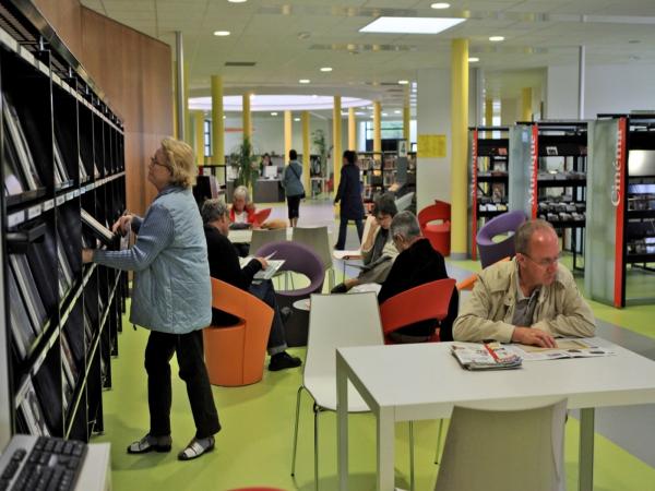 vue de l'espace revues de la médiathèque