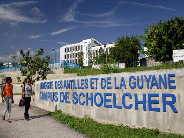 vue de l'entrée du campus