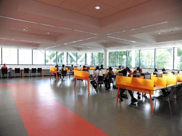 vue d'une salle informatique de la bibliothèque