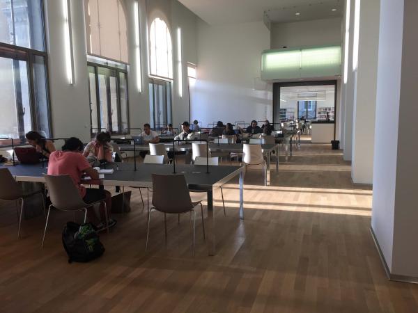 Vue d'un espace de travail de la bibliothèque