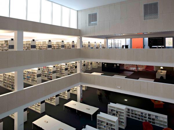 Vue intérieure des étages de la bibliothèque